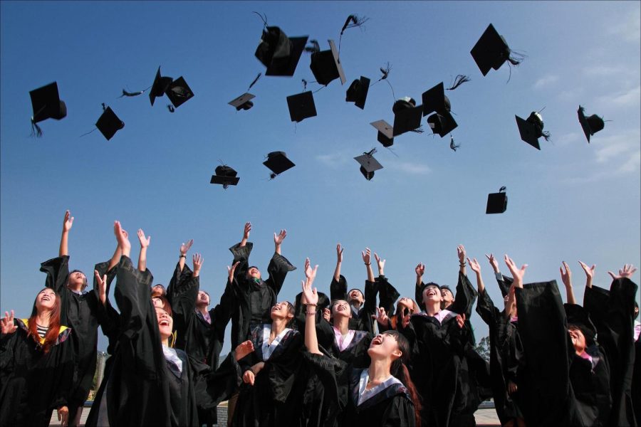 Hats+Off+at+Holt+-+Should+You+Graduate+Early%3F